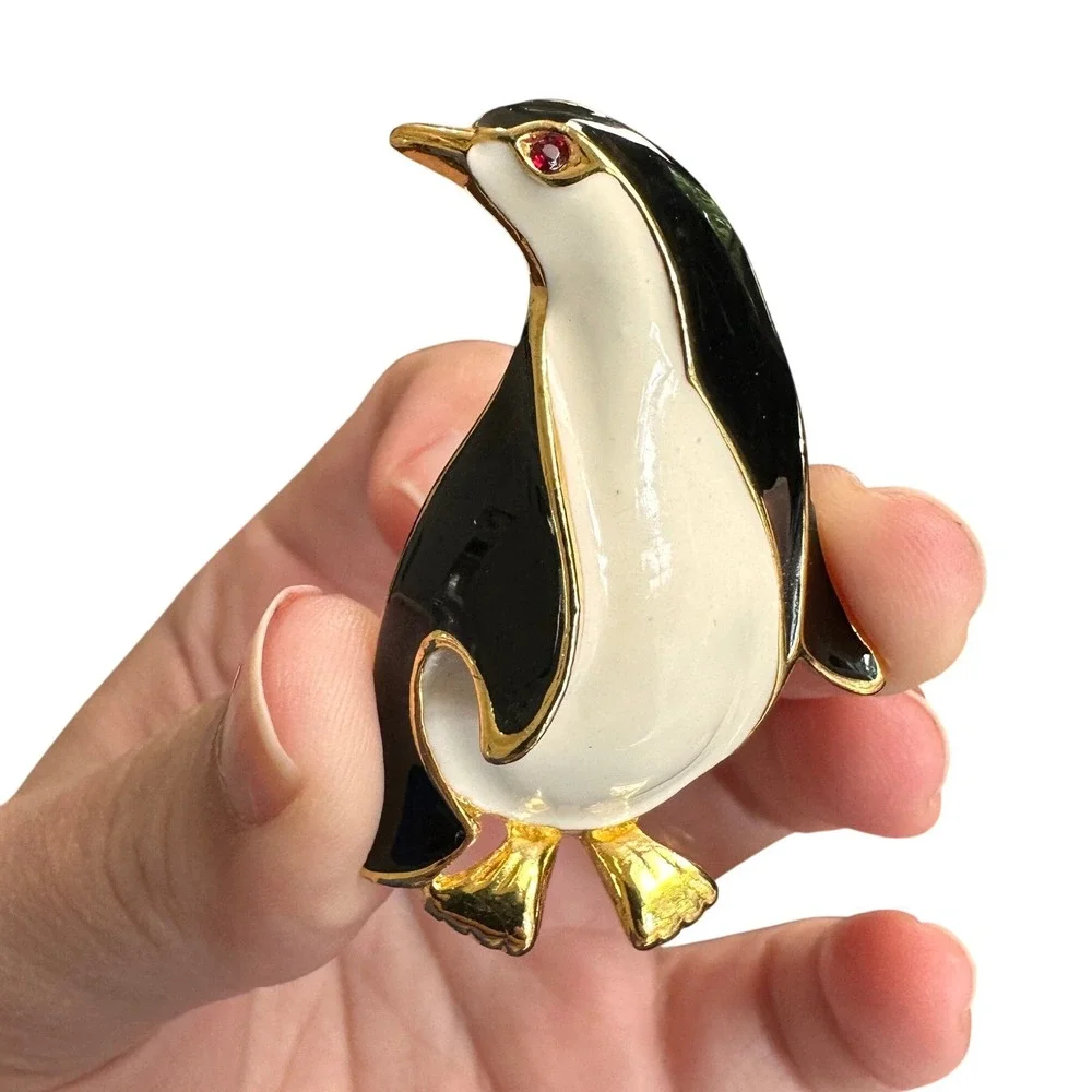 VTG Penguin Brooch Enamel Gold Tone‎ Rhinestone Eye Animal Pin Whimsical Retro